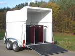 Typ “Pony” mit weissen Bordwänden und Polyester-Dach